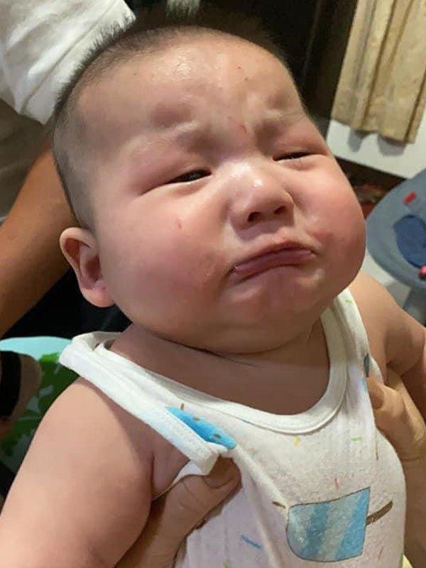 有没有觉得宝宝被骂的表情超可爱？网友妈捕捉小孩哭哭前的0.01秒