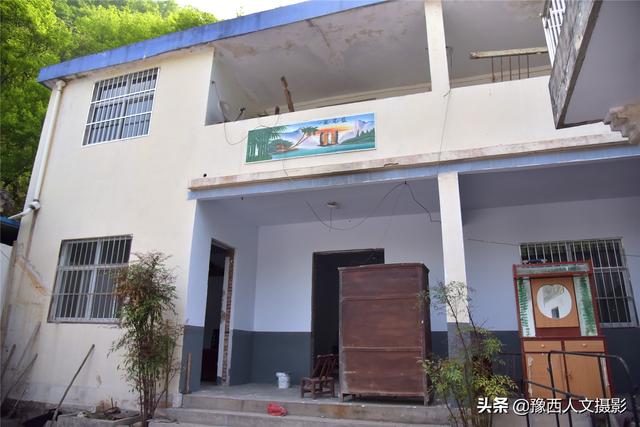 大妈用一辈子心血修筑深山花园，果树花草围绕，藤叶制成绝味美食