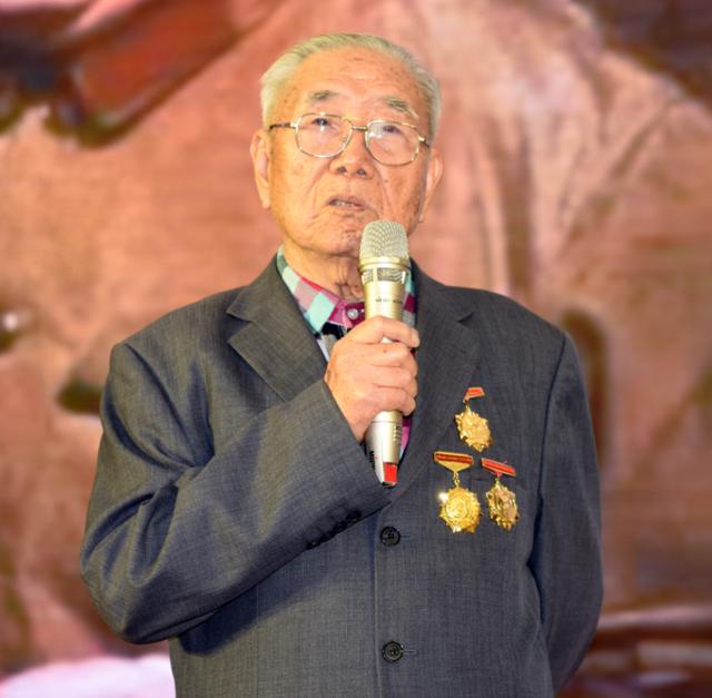 毛主席爱吃米粉肉，每次吃干干净净，埋怨厨师韩阿富舍不得给他吃