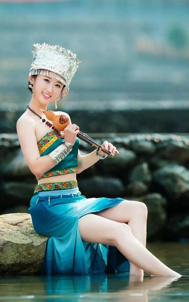 苗寨美女，穿著幾乎在苗區都消失的特色苗族服飾，美得讓人心醉