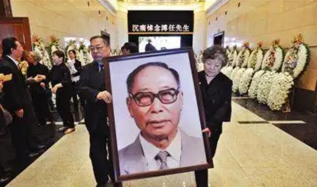 奶奶是慈禧，哥哥是溥仪，大伯是光绪，他甘当教书匠，活到2015年