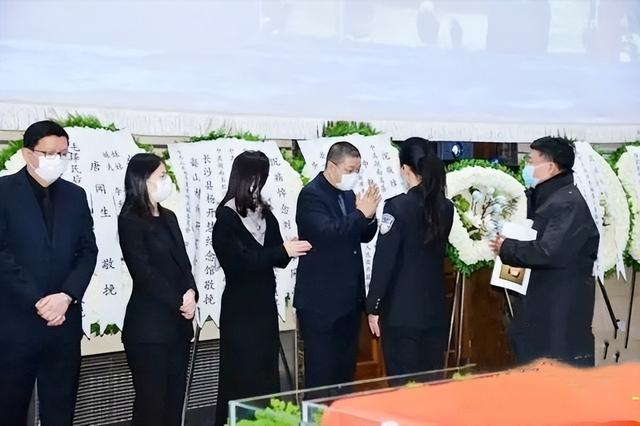 2020年，刘思齐儿子，女儿纪念主席诞辰127周年，表情严肃凝重