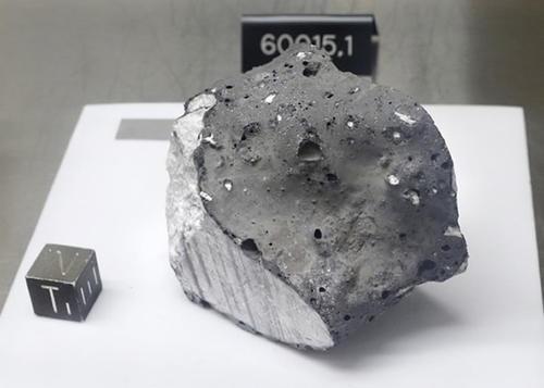 为什么地球上能够看到群星璀璨，而月球上却拍不到星星？