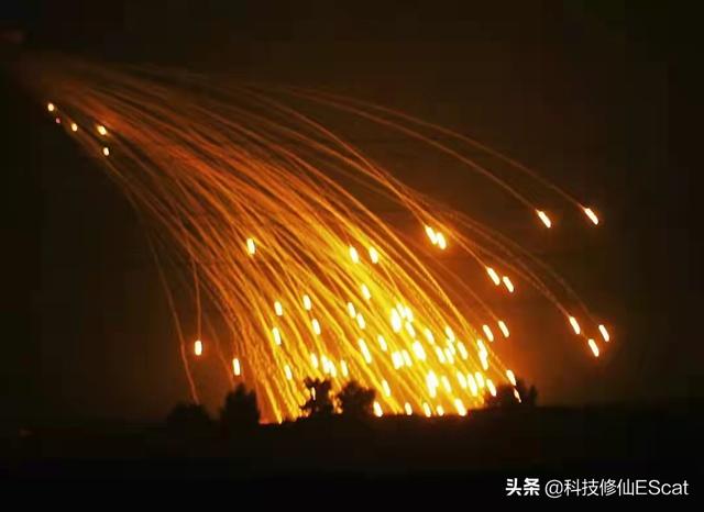 凶残！乌克兰使用生化武器：磷弹有多恐怖？轻易烧穿皮肤深入骨髓