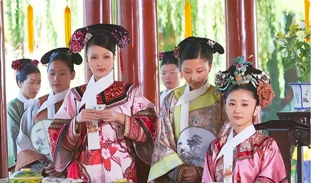 乾隆晚年时嘉庆进献一13岁少女，乾隆笑而纳之，半年后她便守寡了