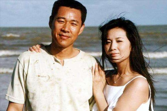 “硬汉”张丰毅:和明星老婆离婚，第二次娶了芭蕾舞女，爱了28年。
