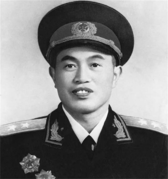 毛主席审阅正军级任免名单，看到张力雄批示道：让他去江西军区
