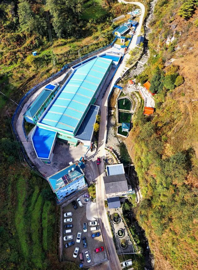 摄影师们一行来到位于昆明市禄劝彝族苗族自治县海拔4223米的转龙镇中