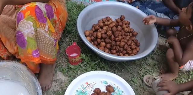 印度男人用香蕉，给孩子做个特殊的美食，妈妈的表情生无可恋