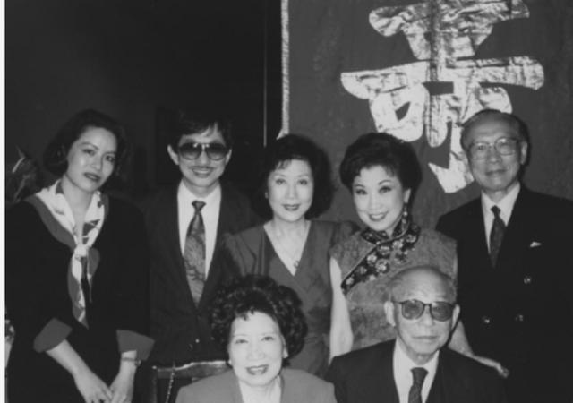 于凤至和赵一荻临终前，都交待为张学良留墓穴，张学良最后选择谁