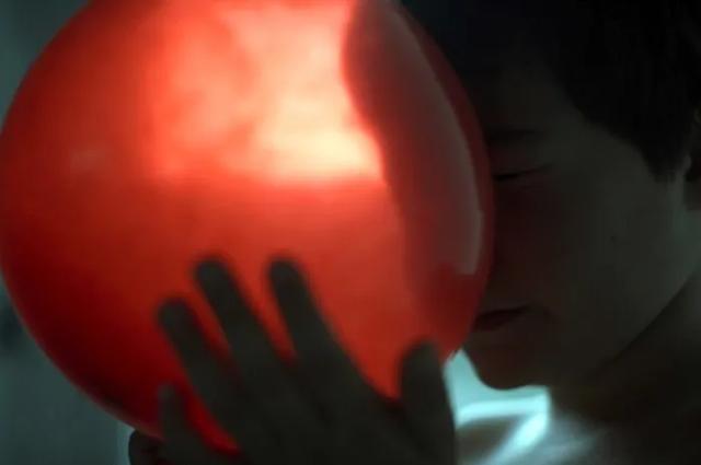 5岁儿子患自闭症，摄影师父亲用镜头记录“星星的孩子”的世界