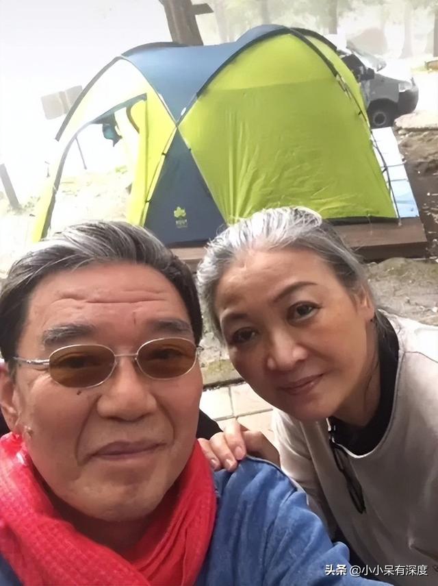 老戏骨李立群的隔离生活，与妻子照片，头发花白互相依偎恩爱十足