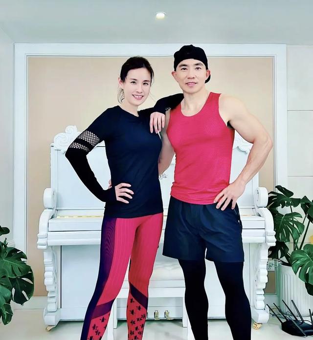 刘畊宏带妻子去健身是不够的。他点名让应采儿补课，让拳击冠军邹市明报名上课。
