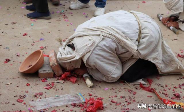 无儿无女的二大伯，待我恩重如山，葬礼上我主动为他“摔盆”