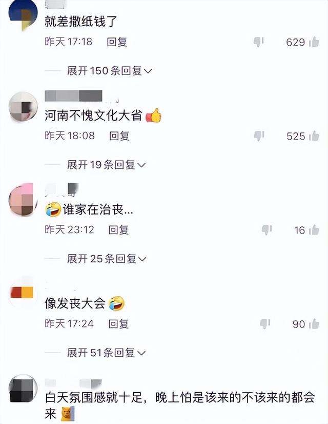 “漫卷诗书喜欲狂”，高校女生穿戏服唱戏腔，评论却两极分化