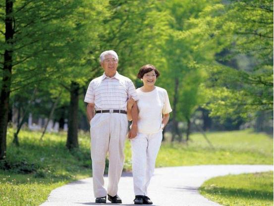 为什么老年人会长老年斑？想预防改善，做好4件事很重要