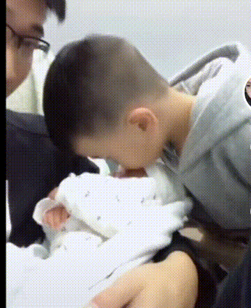 5年前心被萌化，5年后肺被气炸：看完10张爸爸带娃对比图，想生了