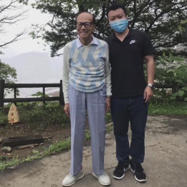 李嘉诚携周凯旋现身白云山，两人十指紧扣踏青，相识29年默契十足