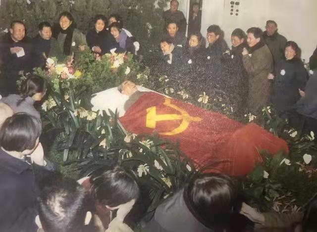 周总理病逝，秘书问毛主席是否参加追悼会，毛主席：我也走不动了