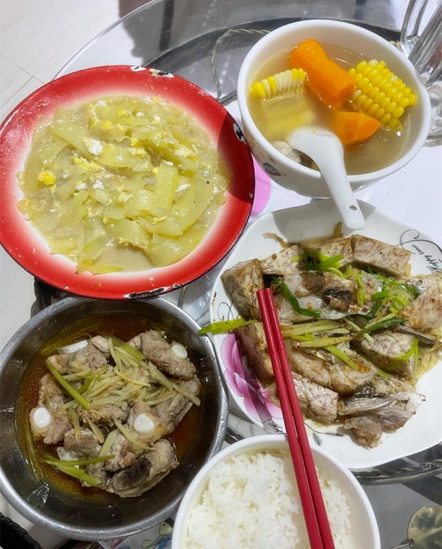 亲妈到坐月子中的闺女家小住，看到闺女的月子餐，欣慰：有福气