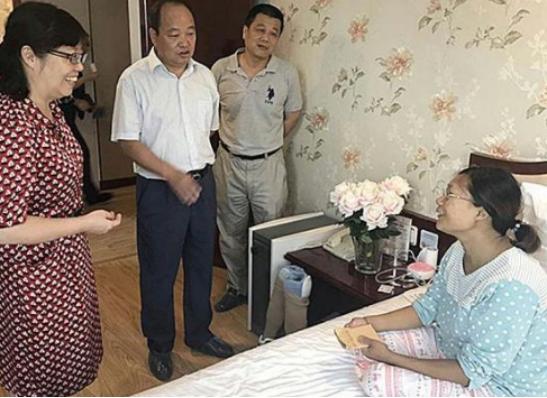 折翼天使顽强产婴，34岁四肢截肢孕妇，靠腕部发力顺利当妈