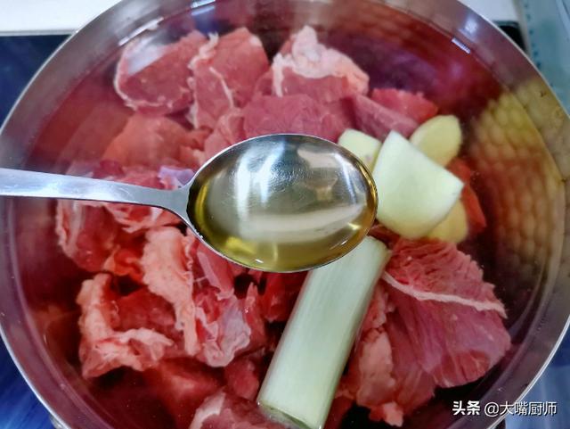 炖牛肉香料越少越好，牢记“3加2不加”，牛肉软烂不柴，香浓不腥