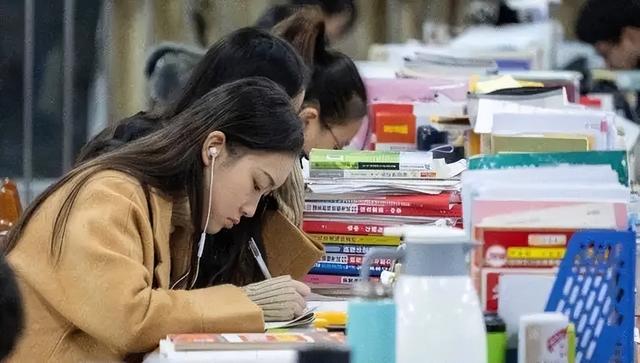 “考研”和“考公”同时上岸，应该怎么选择？过来人告诉你答案