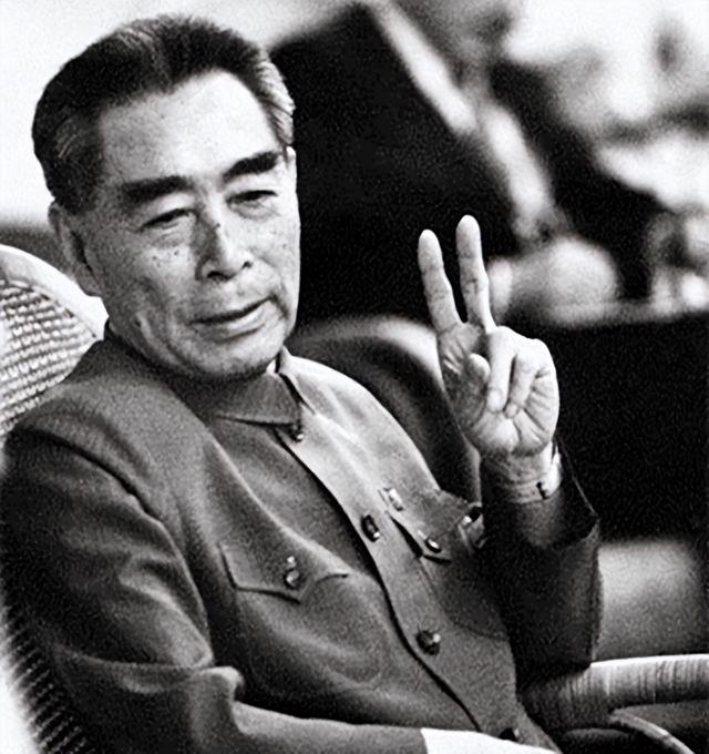 1972年，毛主席穿睡衣参加陈毅追悼会，遗孀眼含泪花：您怎么来了