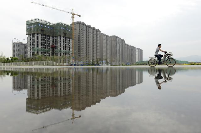 一边大量房产空置，一边刚需买不起房，怎么破局？老干部5字方案