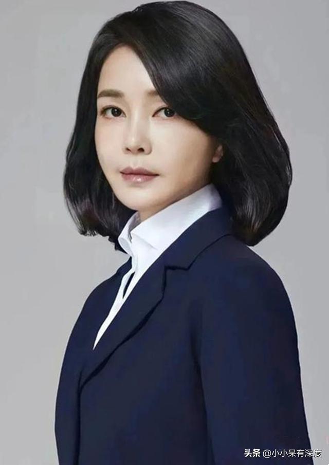 韩国第一夫人金建希亮相，已经49岁的她，保养得宜，依旧美丽动人