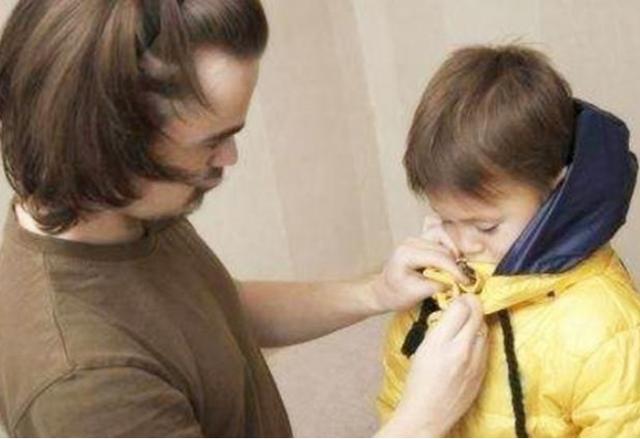 若宝宝身体这2个地方很凉，说明已经很冷了，要赶紧添衣