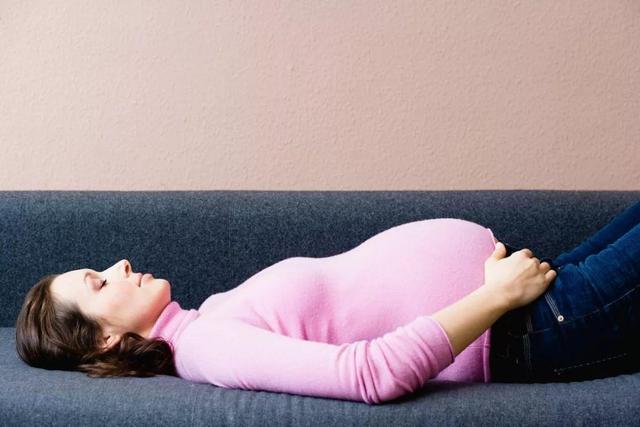 孕中期开始，若孕妇睡觉时感到两种“反应”，和胎儿有关，要重视
