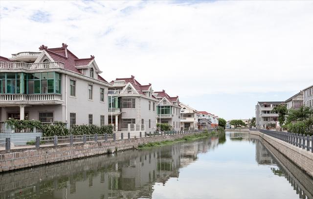 确权将“圆满结束”？2022年起，农村老宅统统实行“地随房走”