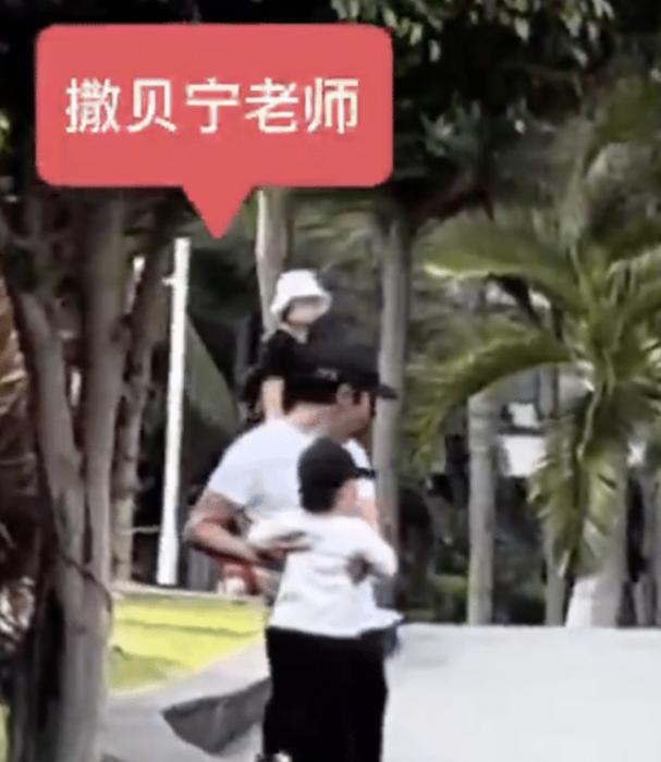 撒贝宁一家四口公园野餐，李白腿长到老公腰部，小腹微凸疑再怀孕