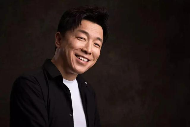 没想到2022年一开始，成龙和黄渤，就给许多大明星，敲响了警钟