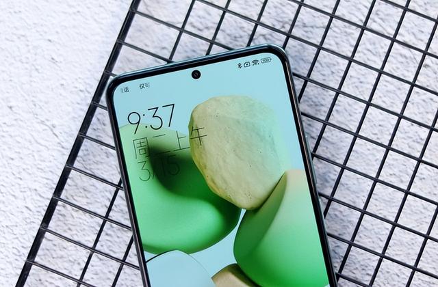 12GB+512GB，开卖半个月仍供不应求，天玑9000新旗舰定价良心