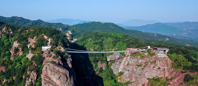 湖南值得去的景區，由怪石奇峰、石洞組成，丹霞地貌多樣景觀豐富