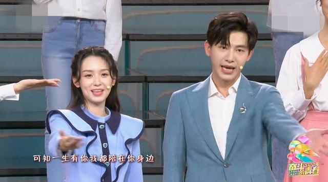 五四晚会：赵丽颖大变脸，关晓彤化浓妆，她们俩赢得毫不费力