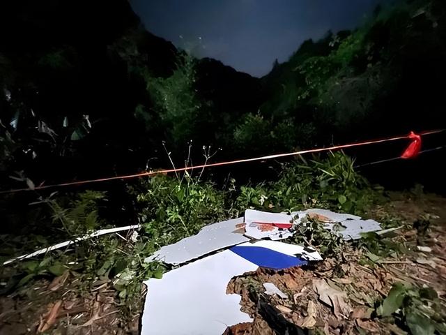 失事客机一只黑匣子找到，航空专家称驾驶舱和机尾各装1个，耐高温高压“扎到土里还是石头里，一定会找到”