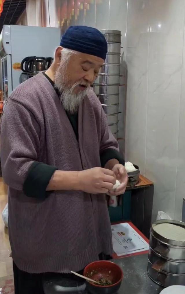 67岁李琦清晨在包子铺操劳！老来瘦手浮肿，糖尿病缠身仍酒肉不断