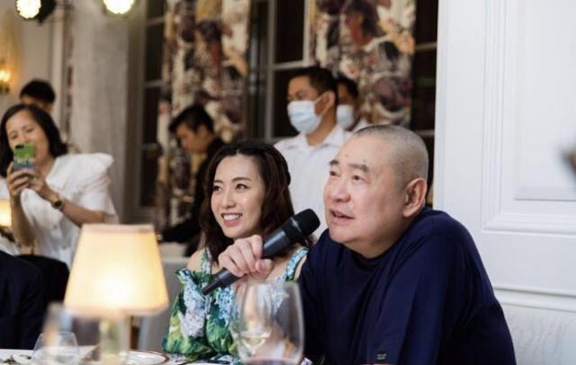 70岁刘銮雄出席会议罕露脸，步履蹒跚需搀扶上车，专车车牌显眼