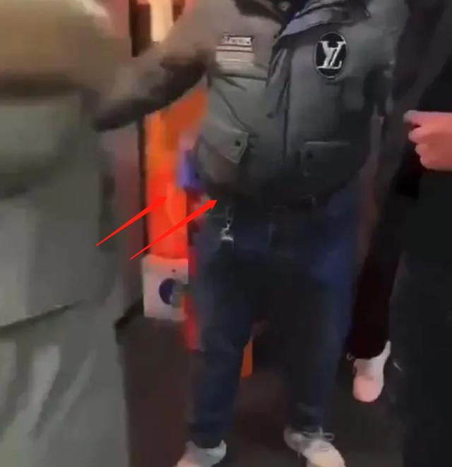 大哥为炫耀奔驰车钥匙，故意将棉服塞进裤子，网友：穷人思维