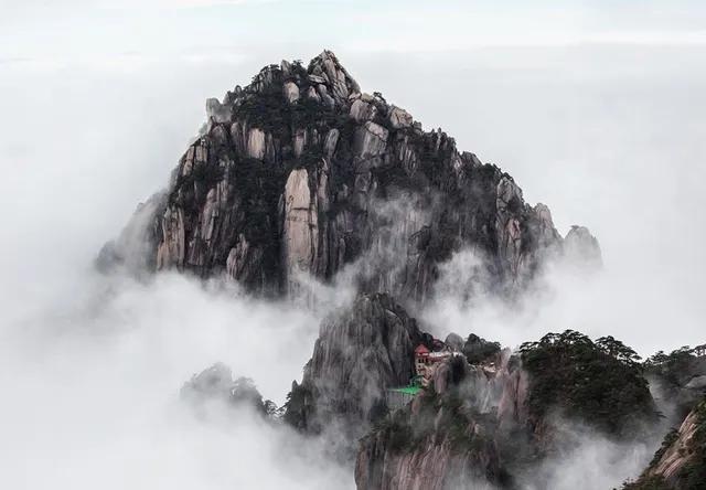 玉屏楼附近,是黄山第一高峰,也是三十六大峰之首,海拔高达1864