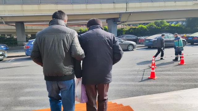 杭州男子从殡仪馆打来电话 能不能写写我们的天才儿子「杭州今天有人坠楼」