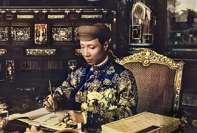 带头崇洋媚外的皇帝：身高仅1米5，喝洋酒穿西服，连陵墓都学西方