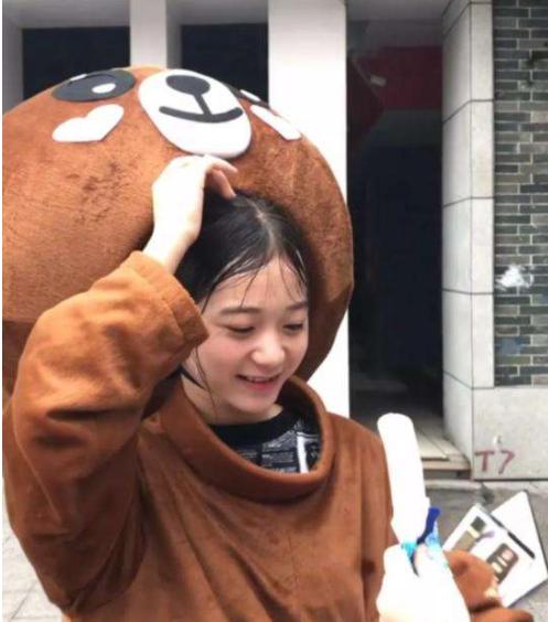 小学毕业的“女董事长”，23岁身家高达78亿，人生履历全靠编