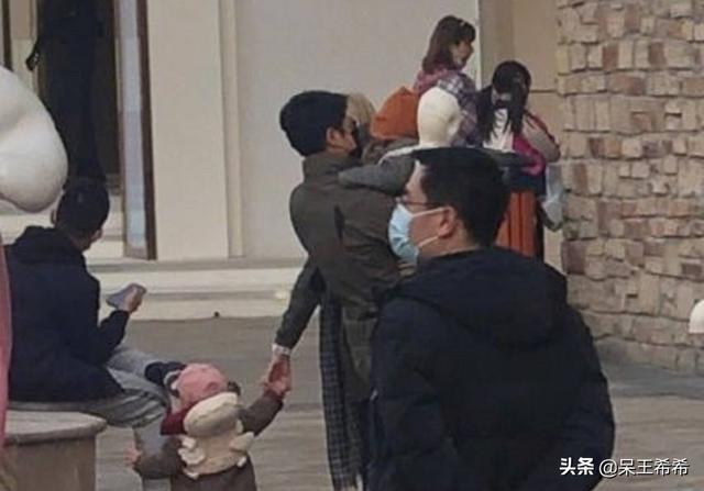 央视门面主持人撒贝宁暂停工作，带娃被偶遇，混血宝宝正面照公开