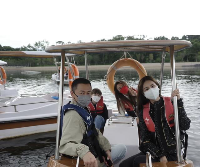 林峯一家三口出游，牵女儿小手小心呵护，与张馨月坐游船登对养眼