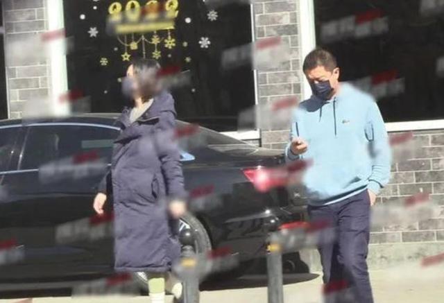 50岁李亚鹏又要当爹？陪90后选美冠军做产检，李嫣以后怎么办？