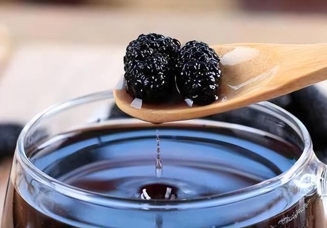 桑葚干泡水，应该用开水还是温水？适量饮用，有哪些好处？